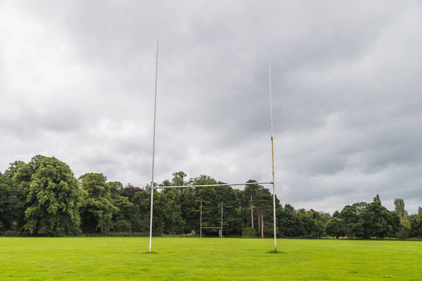 Um campo de rugby amador vazio capturado durante o bloqueio do Covid 19 perto de Liverpool, na Inglaterra. - Foto, Imagem