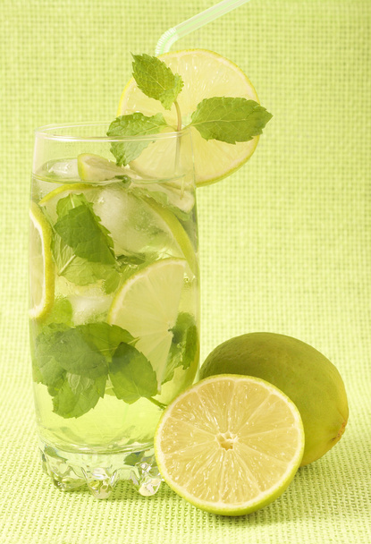 Mojito cocktail on green background - Foto, afbeelding