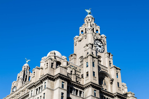 Royal Liver Binası, Eylül 2020 'de Liverpool' da açık mavi gökyüzünün altında görüldü.. - Fotoğraf, Görsel