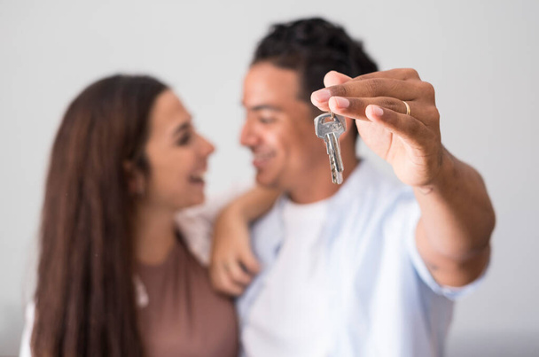 Arka planda mutlu, ırklar arası bir çiftin ev anahtarlarını göster  - Fotoğraf, Görsel