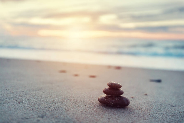 日没の穏やかなビーチで禅の石。穏やかな海、心、 - 写真・画像
