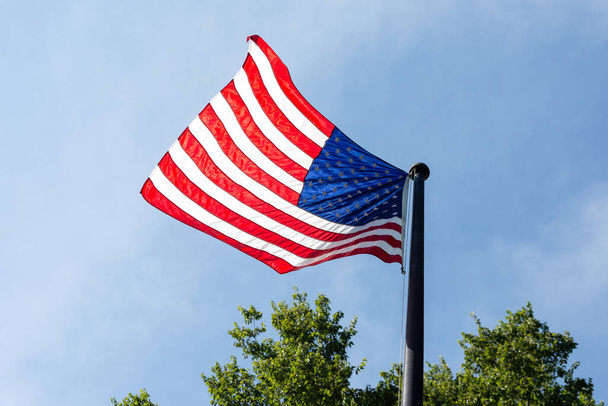 Bayrak direğinde dalgalanan bir Amerikan bayrağı - Fotoğraf, Görsel