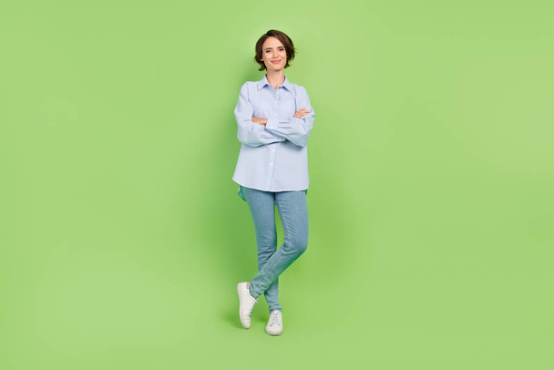 Full size photo of young attractive woman happy positive smile confident crossed hands isolated over green color background - Φωτογραφία, εικόνα