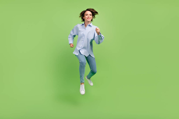 Πλήρες μέγεθος φωτογραφία του χαρούμενα χαρούμενη ευτυχισμένη γυναίκα άλμα μέχρι τρέχει καλό όνειρο διάθεση απομονώνονται σε πράσινο φόντο χρώμα - Φωτογραφία, εικόνα