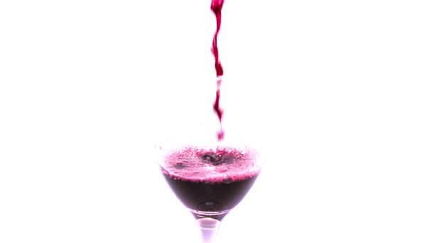 αργή κίνηση σε υψηλή αντίθεση με το λευκό φόντο ενός ποτηριού κρασιού που γεμίζεται με κόκκινο κρασί - Πλάνα, βίντεο