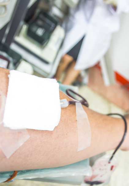 Nahaufnahme eines Patienten mit Bluttransfusionen im Krankenhaus   - Foto, Bild