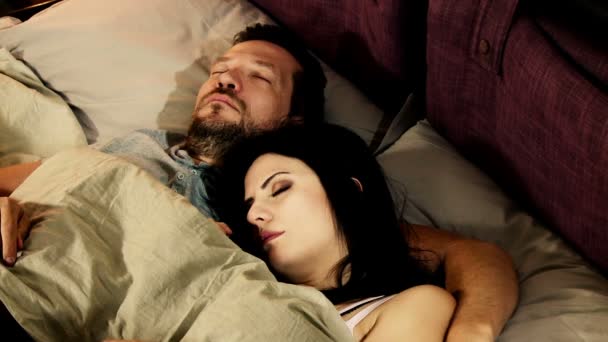 Муж и жена спят
 - Кадры, видео