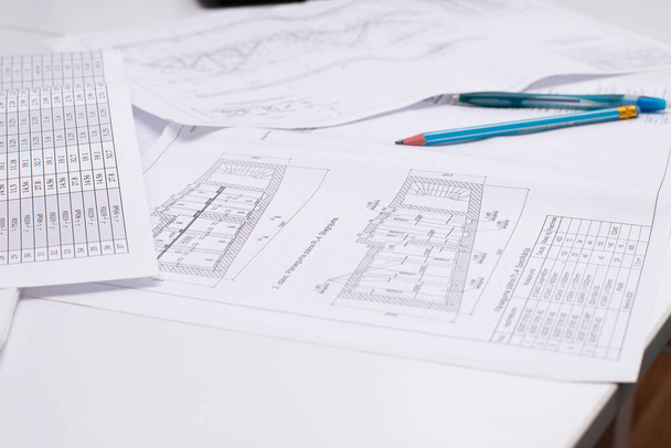 desenhos de um engenheiro de construção em uma folha de papel - Foto, Imagem