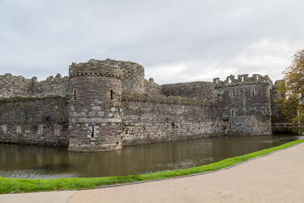 Château Beaumaris vu du bord de la route à Anglesey sur la côte nord du Pays de Galles en octobre 2021. - Photo, image