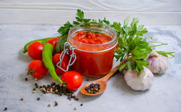 salsa de tomate casera sobre un fondo de hormigón - Foto, imagen