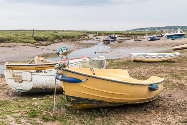 Kleine Boote auf einem Kanal bei Blakeney an der Küste von North Norfolk im Juni 2021. - Foto, Bild