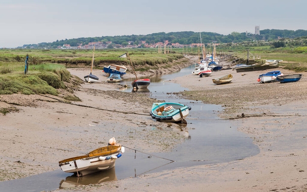 Petits bateaux vus dans un chenal à Blakeney sur la côte nord du Norfolk en juin 2021. - Photo, image