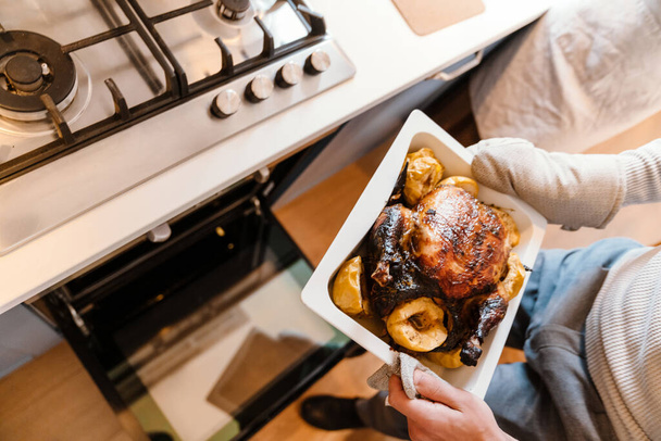 White man cooking turkey for thanksgiving dinner at home - Fotografie, Obrázek