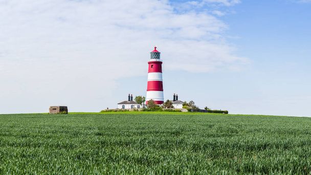 Pillbox aus dem Zweiten Weltkrieg neben dem Leuchtturm von Happisburgh an der Küste von North Norfolk im Juni 2021 erobert. - Foto, Bild