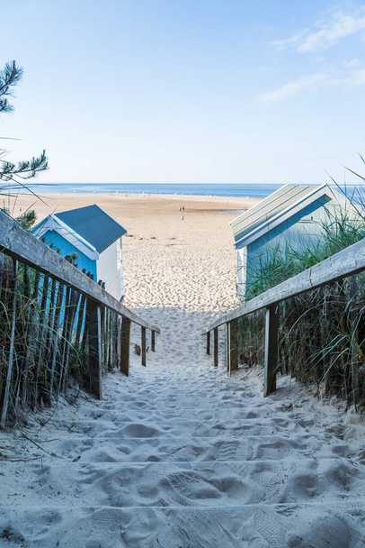 Sandige Stufen führen hinunter zum Strand von Wells next the Sea an der Küste von North Norfolk, gesehen an einem Abend im Juni 2021. - Foto, Bild