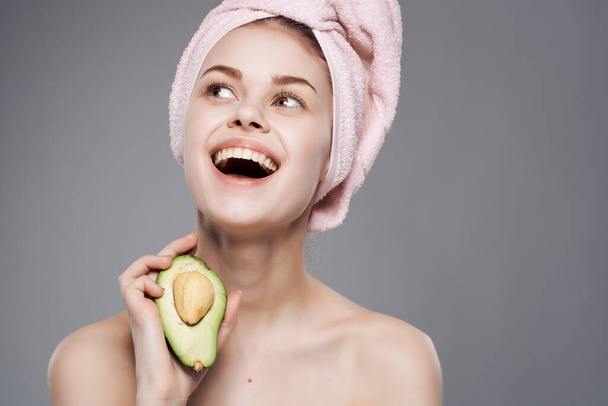 красивая женщина с голыми плечами авокадо витамины фруктовые экзотические - Фото, изображение