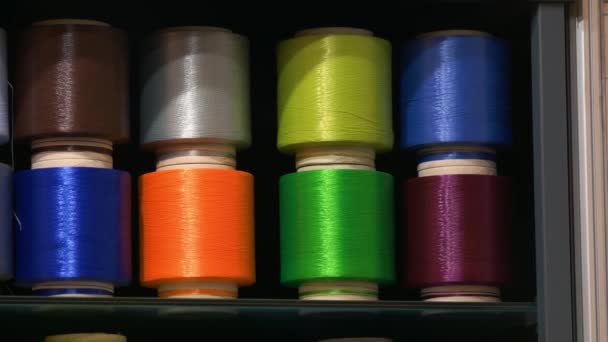 Zestaw kolorowych tkanin nici do szpuli. - Materiał filmowy, wideo
