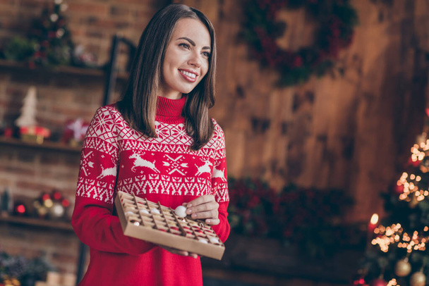 Photo de dame brillante joyeuse porter pull rouge sourire décoration arbre de Noël intérieur maison chambre - Photo, image