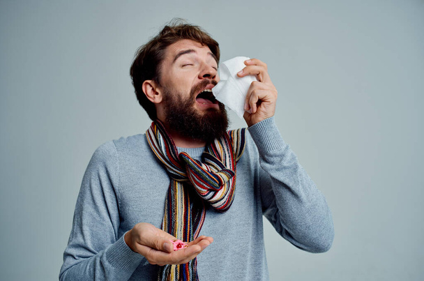 kylmä mies huivi kaulassa flunssa terveysongelmia kevyt tausta - Valokuva, kuva