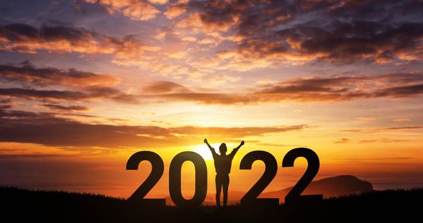 Silüet özgürlüğü mutlu kadın tepede eğleniyor ve 2022 yıldır yeni yılı kutluyoruz, boşluğu kopyalayın.. - Fotoğraf, Görsel