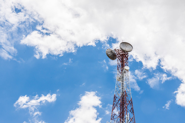 Torre roja y blanca de comunicaciones con un montón de diferentes
 - Foto, Imagen
