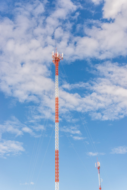 Torre roja y blanca de comunicaciones con un montón de diferentes
 - Foto, imagen