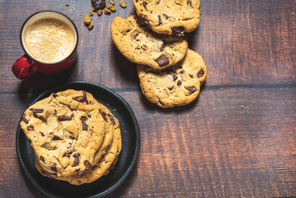 biscoitos de chocolate com café em uma mesa de madeira - Foto, Imagem