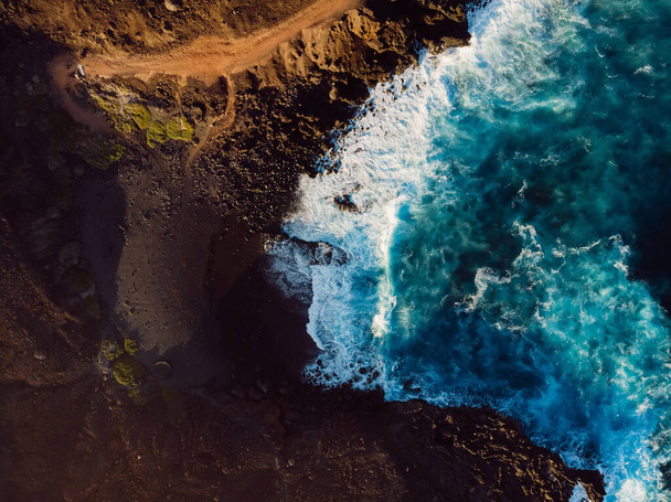 Letecký pohled na pobřeží a oceán s vlnami na Kanárských ostrovech. - Fotografie, Obrázek