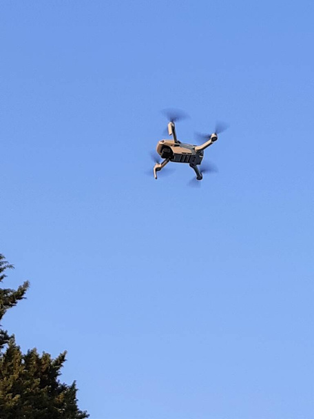 Drohne fliegt hoch in den Himmel - Foto, Bild