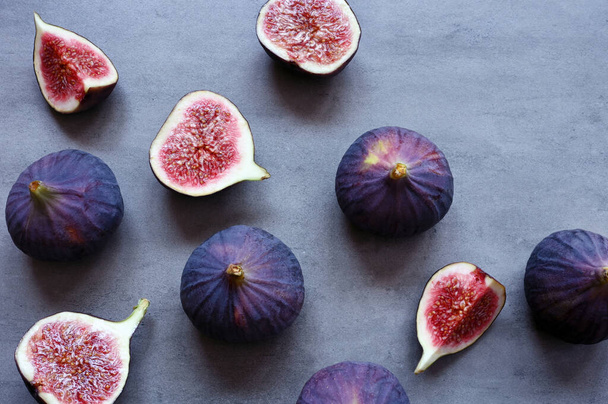 Fresh figs on violet background. Beautiful blue violet figs. Flat lay. - Foto, immagini