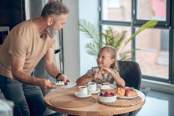 Dad and his daughter having breakfast together at home - Foto, Imagem