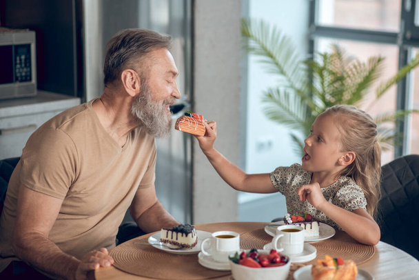 Dad and his daughter having breakfast together at home - Photo, Image