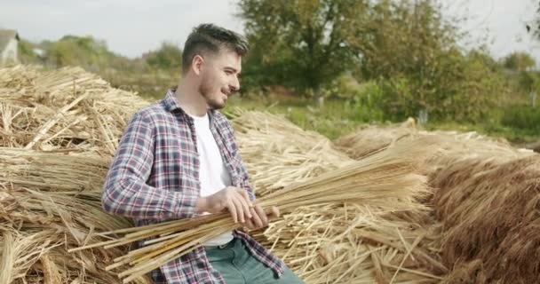 Agricultor sorrindo e fazendo tradicional palha Vassoura com sorgo, vassoura natural - Filmagem, Vídeo