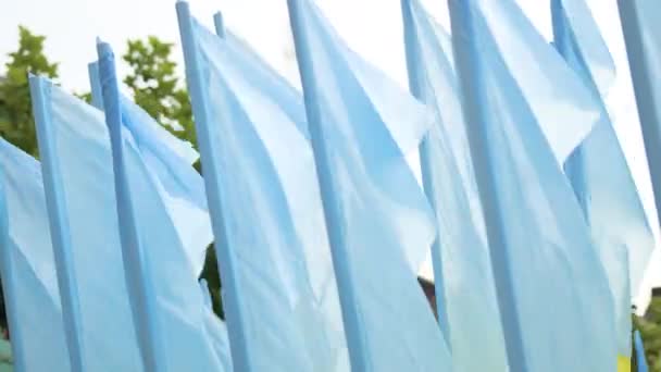 Celebração do Dia da Independência. Bandeiras ucranianas acenando contra nuvens fundo - Filmagem, Vídeo