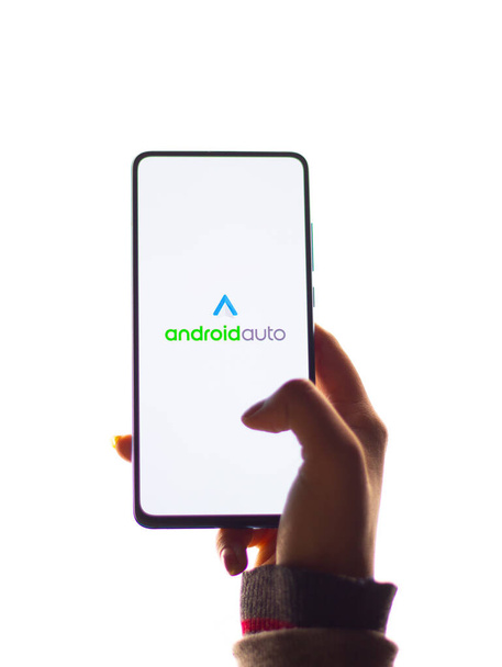 Assam, Ινδία - 15 Ιανουαρίου 2020: Android Auto λογότυπο στην οθόνη του τηλεφώνου εικόνα αρχείου. - Φωτογραφία, εικόνα