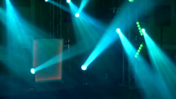 Laserneon blauwe lichtstralen knipperen en gloeien in een naadloze lus. Feestelijke concertclub en muziekhal abstract. pop, rock, rap muziek show. - Video