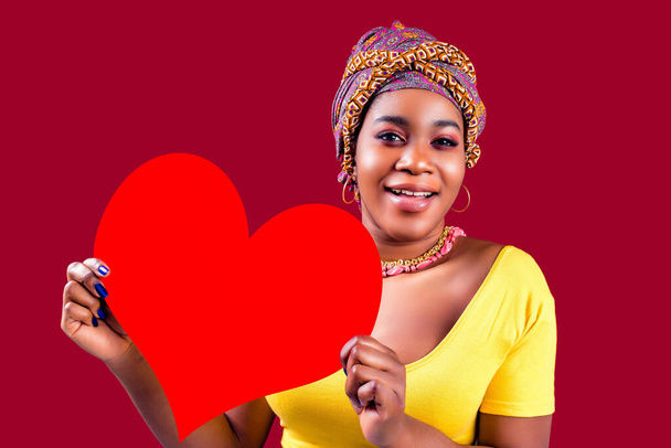 attractive lovely south woman with turban holding in hands heart isolated over red background valentines day february 14 - Фото, зображення