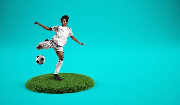 Les joueurs de football donnant un coup de pied au ballon sur une plaque herbeuse avec fond cyan - Photo, image