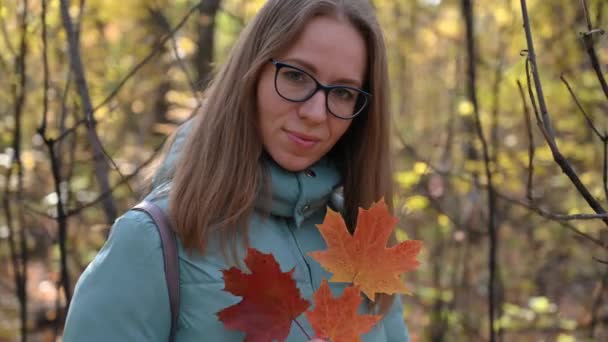 Красива жінка осінь
 - Кадри, відео