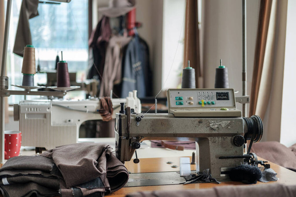 Máquina de coser usada y herramientas de costura en el taller de moda, enfoque selectivo - Foto, imagen