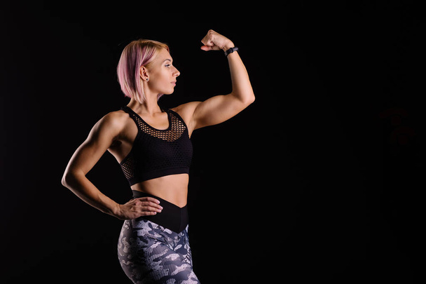 Stylish sports Black background. Sport modern woman exercising strong with muscles. fitness banner. Workout gym. Girl powerful in sportswear. Bodybuilding. Pink hair. crossfit fitness motivation - Foto, imagen