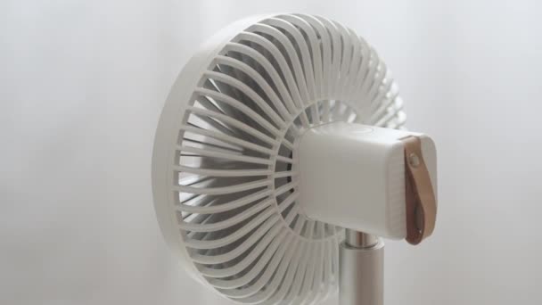 Feche o ventilador de metal branco com interruptor de lâminas funciona em um dia quente de verão. Enforcamento de tule branco fosco. Visão traseira - Filmagem, Vídeo