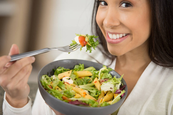 young woman eating a vegetable salad - Foto, immagini
