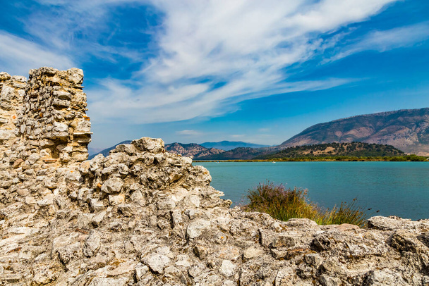 Λίμνη Butrint λιμνοθάλασσα αλατιού, όμορφη θέα το καλοκαίρι από το Εθνικό Πάρκο Butrint, το διάσημο Μνημείο Παγκόσμιας Κληρονομιάς της UNESCO στην Αλβανία, αρχαιολογικός χώρος στο Ksamil όχι μακριά από το Sarande στα νότια της Αλβανίας. - Φωτογραφία, εικόνα