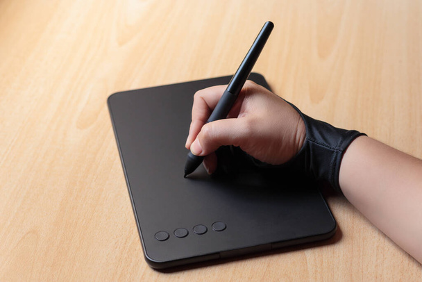 Рука чертежника с графическим планшетом - Фото, изображение