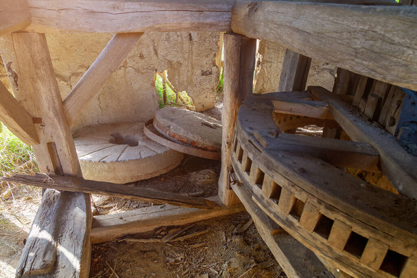 Dřevěné převody retro vinobraní opuštěný větrný mlýn. Starobylý mlýn na mouku. Pozadí s kopírovacím prostorem pro text nebo nápisy, tónované - Fotografie, Obrázek