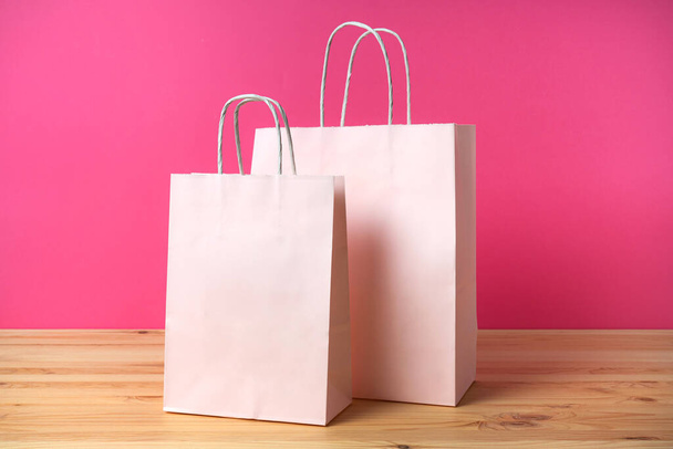 Limpar pacotes de papel rosa em um fundo rosa brilhante. Doasting ecologia e uranial shopping. - Foto, Imagem