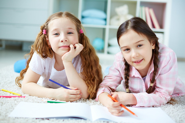 zwei kleine Mädchen zeichnen zusammen - Foto, Bild