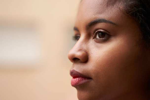 Lähikuva muotokuva houkutteleva Afrikkalainen Amerikan naisten silmät katselee ulos ikkunasta. - Valokuva, kuva
