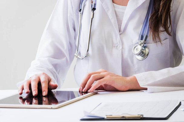 close up medico femminile utilizzando tablet digitale scrivania rapporto medico. Foto di alta qualità - Foto, immagini